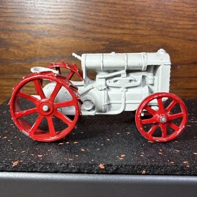ERTL Fordson Metal Rojo y Gris Tractor de Juguete 1:16 {Falta Volante} W43 Foto 1 de 4
