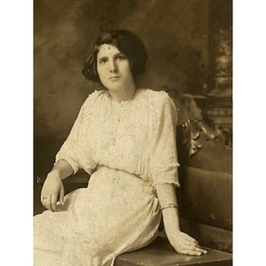 Antike Ephemera Anfang 1900 RPPC Postkarte hübsche Frau Portrait ungewöhnlich sitzend - Bild 1 von 4