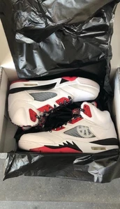 Air Jordan 5 Retro Quai 54 - Size EU 42,5 US9 UK8 - new - white/univerwity red-b - Bild 1 von 16