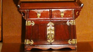 ANTIGUA CAJA DE JOYAS TALLADA EN PALO DE ROSA CHINA 19C FORMA ALTAR 5 CAJONES 2 PUERTAS - Imagen 1 de 8