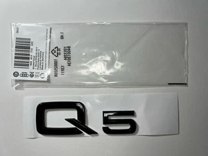STEMMA TARGHETTA SCRITTA LOGO FREGIO BAULE POSTERIORE AUDI Q5 NERO - Zdjęcie 1 z 3