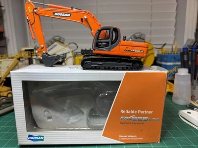 Литой экскаватор Doosan DX225LCA 1:40 - Изображение 1 из 4