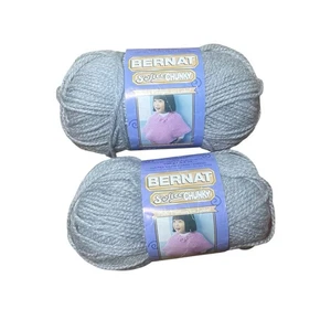Zwei Bernat Softee Chunky 3,5 Unzen Knäuel grau 39046 100 % Acrylgarn - Bild 1 von 3