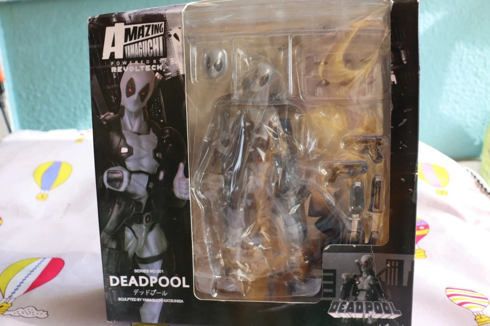 Figura de acción Mezco One: 12 Collective Marvel X-Force Deadpool Foto 1 de 4