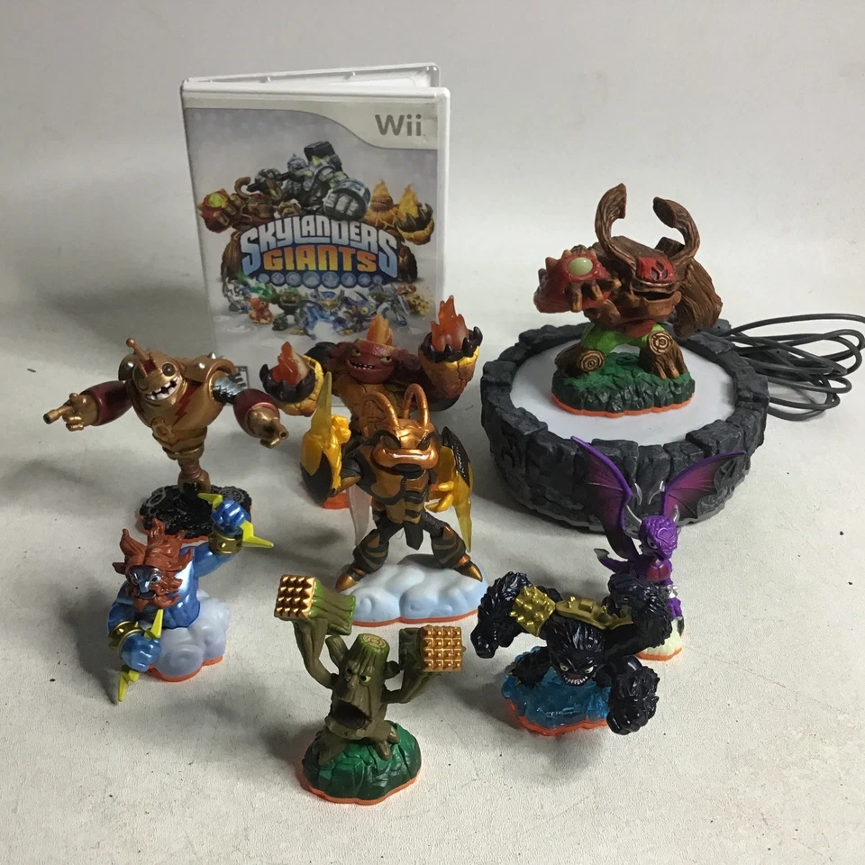 Skylanders Giants WII Game Bundle w/ Characters, & Portal of Power - Image 1 of 4