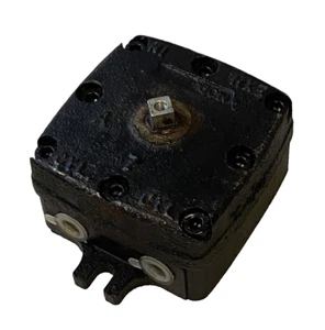 4-Way, 3-Position Manual Air Valve, SPEEDAIRE 32XC10, 1/4" Ports, Missing Handle - Picture 1 of 8