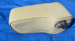 75-82 MERCEDES E-CLASS 240 280 300 300D W123 ARMREST EARLY BEIGE VINYL - Picture 1 of 17
