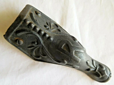 PIERNA DE ESTUFA DE HIERRO FUNDIDO ANTIGUA 5" de alto marca R flor de lis ornamentada de colección pies piezas Foto 1 de 4