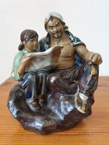 Vintage chinesische Figur Mann sitzend mit Tochter lesen Keramik 14x19 cm - Bild 1 von 8