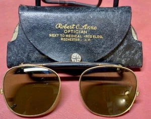 Bausch & Lomb B&L 46 Clip-On Green Lenses Gold Tone Sunglasses with Case Read - Picture 1 of 16