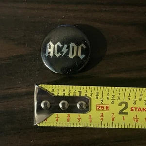 AC DC Button Back in Black Rock Band Metal Musik Pin Round Pinback Vintage 2006 NOS - Bild 1 von 2