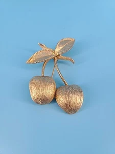 Broche prendedor vintage Sarah Coventry cepillado tono dorado cerezas doradas - Imagen 1 de 3