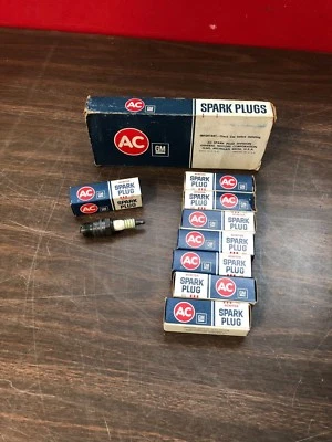 老式 R83TS ACNITER GREEN RING SPARK PLUGS 盒 8 NOS AC GM 818  — 第 1/3 张图片