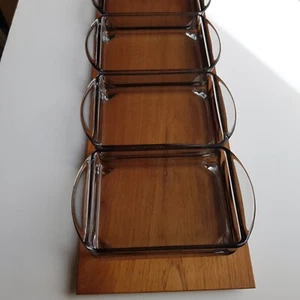 Bandeja danesa para servir madera de teca mediados de siglo platos modernos de vidrio ahumado de colección años 60 - Imagen 1 de 19