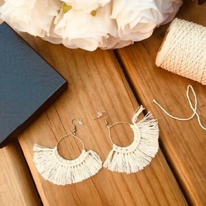NEU Makramee Handarbeit Feder Boho Statement Baumeln Fransen Ohrringe, kostenlose Geschenkbox - Bild 1 von 7