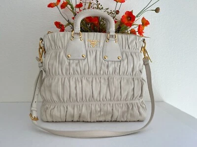 Bolso de mano grande de cuero napa recogido Prada Gaufre en color beige Foto 1 de 4