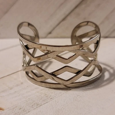 Brazalete Brazalete Lia Sophia Tono Plata Recortado Geométrico Joyería Moderna Distintiva Foto 1 de 4