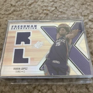 2008-09 Spx Freshman Orientation Robin Lopez Patch Jersey Relic Suns - Picture 1 of 4