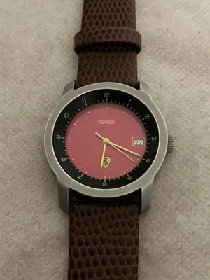 【Ferrari】QZ Reloj Hombre Correa Cuero Rojo Negro Usado Buen Estado Coleccionable Foto 1 de 4