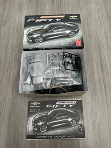 Maßstab 1:25 2017 Chevrolet Camaro SS 50th Anniversary Modellbausatz AMT #1035M/12 - Bild 1 von 6