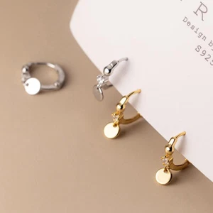 Pendientes de aro Huggie pequeños de plata de ley 925 con oblea circonita cúbica A4043 - Imagen 1 de 12