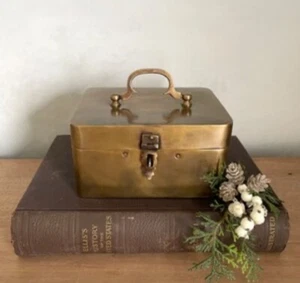 Vintage Messing Schatztruhe Schmuckstück/Schmuckkästchen mit Riegelhaken - Bild 1 von 10