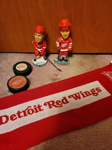 NHL Detroit Red Wings Fan Lot Lidstrom, Fedorov Bobbleheads, Hockey Pucks, Scarf Cover