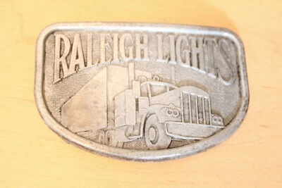 Hebilla de cinturón de peltre publicidad cigarrillo luces Raleigh vintage años 70, bonita Foto 1 de 2