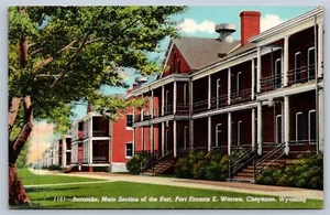 Postal de la sección principal del cuartel Cheyenne Wyoming Fort Francis Warren - Imagen 1 de 2