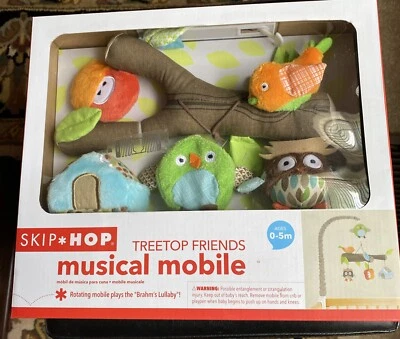 Skip Hop Treetop Friends Musical Móvil Cuna Toca Canción de Cuna Braham’s Foto 1 de 4