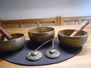 3 alte tibetische  Klangschalen als set mit Zimbeln, harmonischer Zusammenklang, - Bild 1 von 10