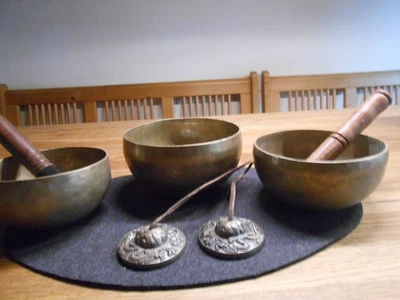 3 alte tibetische  Klangschalen als set mit Zimbeln, harmonischer Zusammenklang, - Bild 1 von 4