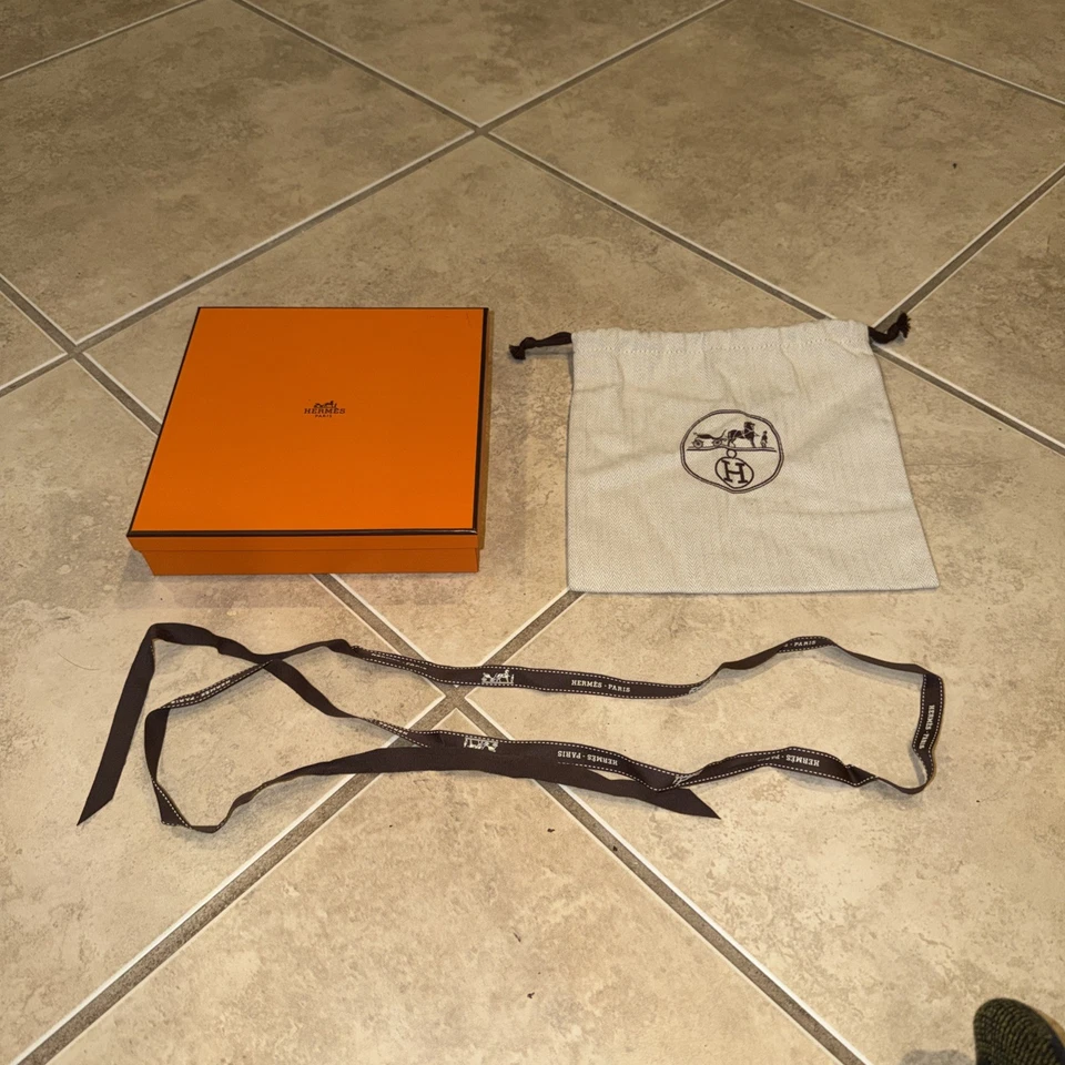 Auténtica caja Hermes 8x8x2,5 un cordón y una pequeña bolsa antipolvo 8x8 Foto 1 de 4