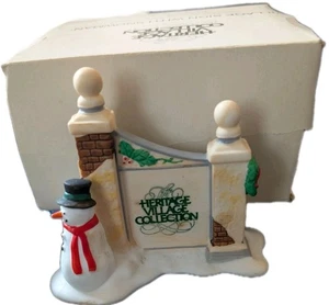 DEPT 56 "Heritage Village Collection" Porzellan Dorfschild mit Schneemann - 1989 - Bild 1 von 3