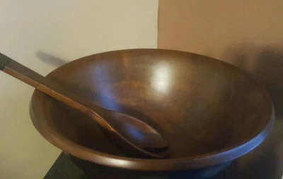 Ensaladera ancha Crate & Barrel con un servidor usada tono medio  Foto 1 de 4