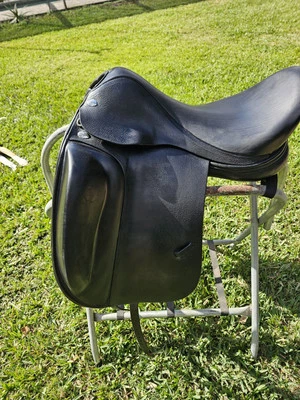 18" Trustin Dressage Saddle MW - Image 1 of 4