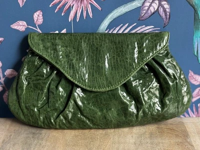 Bolso Clutch Lauren Merkin Verde Oliva Nuevo Sin Etiqueta. Elegante para la fiesta navideña. Foto 1 de 4