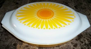 Vintage Pyrex gelb Sonnenblume Gänseblümchen oval geteilt Kasserolle mit Deckel - Bild 1 von 1