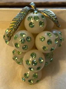 Broche racimo de uva "fruta prohibida" vintage años 50 Lucite y estrás - Imagen 1 de 7