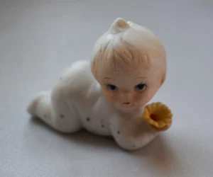 BABY CRAWLING Miniature Figurine Bisque Flambro Imports 1.5" x 2" " Vintage 1968 - Picture 1 of 5