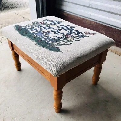 Reposapiés otomano tapizado acolchado de madera "Todas las cosas crecen con amor" Foto 1 de 4