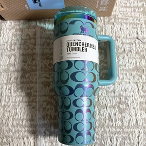 Coach x Stamley 40 oz Becher in Gold auf Türkis (Limited Edition Collab) Neu mit Karton - Bild 1 von 10