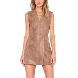 BCBGMaxAzria Caryn Faux Suede Light Mokka Mini Dress V-Neck Size XS NEU Neu mit Etikett - Bild 1 von 6