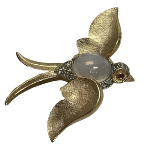 Vintage Trifari Fantasies Swallow Jelly Belly Bird Brooch Rhinestone Gold - Picture 1 of 14