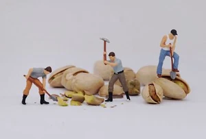 EY 1:64 Painted Figure Model Miniature  Diorama Workder Porter Handler Man - Picture 1 of 23