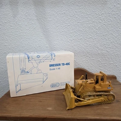 Classic Construction Models (CCM) DRESSER TD-40C 1:48 Die-Cast Dozer  - image 1 of 4