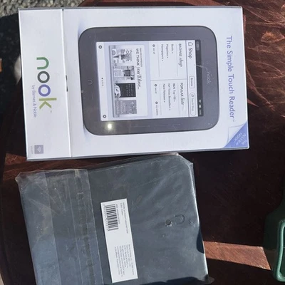 Barnes & Noble Nook Simple Touch E-Reader Wi-Fi With Brand New Cover  Bundle - Image 1 of 3