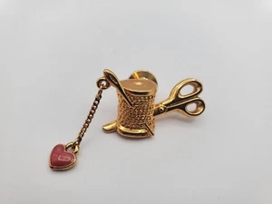 Avon signierte Anstecknadel Herz Charm Fadenspule Schere Nadel Tropfen Brosche Geschenk - Bild 1 von 10