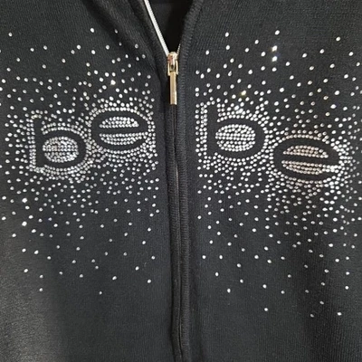Jaqueta suéter Y2K BEBE feminina M zíper completo com capuz preta prata soletra strass - Imagem 1 de 4