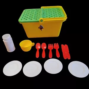 Vtg 1970s Toy Picnic Basket Green Yellow & Dishes By Plastic Toy & Novelty Corp - Picture 1 of 8